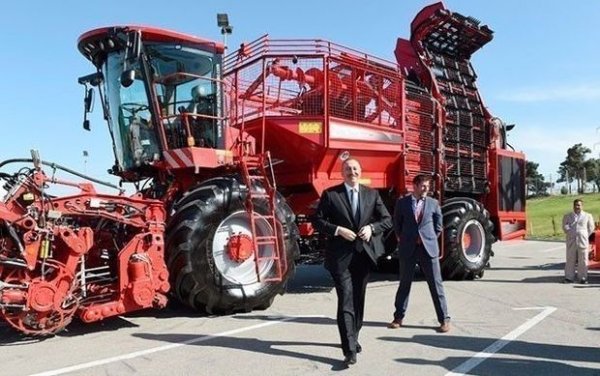 İlham Əliyev kombaynı işə saldı – FOTO İlham Əliyev kombaynı işə saldı – FOTO