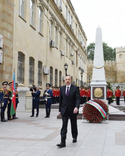Prezident Azərbaycan Xalq Cümhuriyyətinin şərəfinə ucaldılmış abidəni ziyarət edib Prezident Azərbaycan Xalq Cümhuriyyətinin şərəfinə ucaldılmış abidəni ziyarət edib