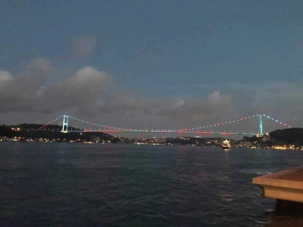 Fatih Sultan Mehmet körpüsü Azərbaycan bayrağı rənglərində – FOTO Fatih Sultan Mehmet körpüsü Azərbaycan bayrağı rənglərində – FOTO