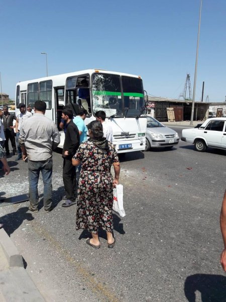 Bakıda sərnişinlə dolu iki avtobus toqquşdu - Yaralılar var