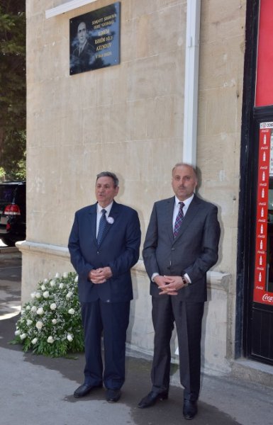 Sumqayıtın fəxri vətəndaşının yaşadığı binaya xatirə lövhəsi vurulub