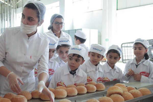 Sumqayıt məktəbliləri “Çörəkçi” məhsullarının istehsal prossesi ilə tanış oldu – FOTOLAR