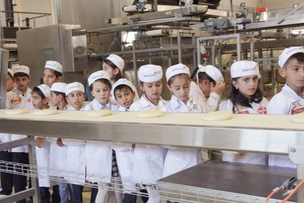 Sumqayıt məktəbliləri “Çörəkçi” məhsullarının istehsal prossesi ilə tanış oldu – FOTOLAR