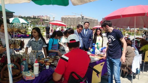 “Xəzərin Sahilində” Sumqayıt şəhərində Fiziki və Sağlamlıq imkanları məhdud şəxslərin əl işlərinin satış-sərgisi təşkil olunub