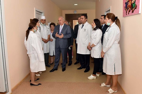 Zakir Fərəcov uşaq xəstəxanasında müalicə alan uşaqlara baş çəkdi – FOTOLAR