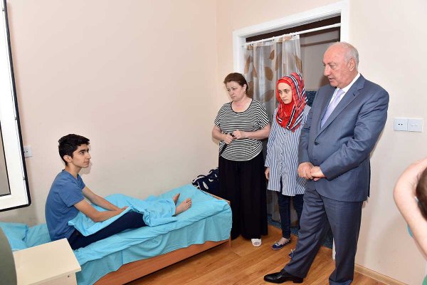 Zakir Fərəcov uşaq xəstəxanasında müalicə alan uşaqlara baş çəkdi – FOTOLAR