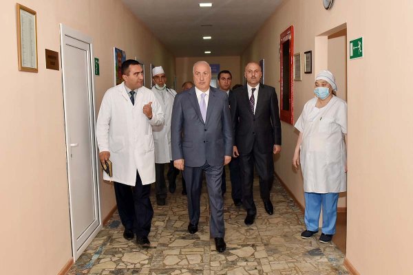 Zakir Fərəcov uşaq xəstəxanasında müalicə alan uşaqlara baş çəkdi – FOTOLAR
