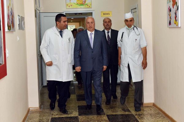Zakir Fərəcov uşaq xəstəxanasında müalicə alan uşaqlara baş çəkdi – FOTOLAR