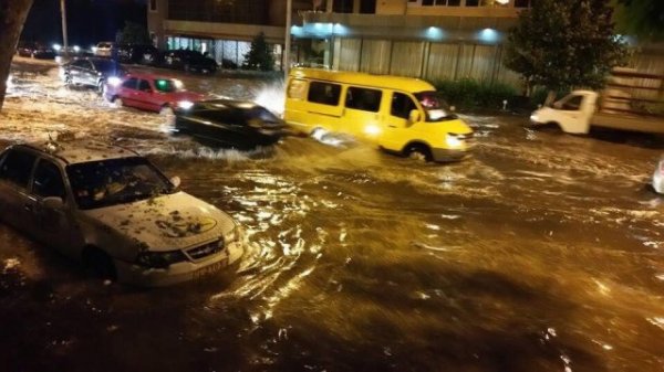 Yerevana dolu yağdı, şəhər iflic oldu - FOTO Yerevana dolu yağdı, şəhər iflic oldu - FOTO
