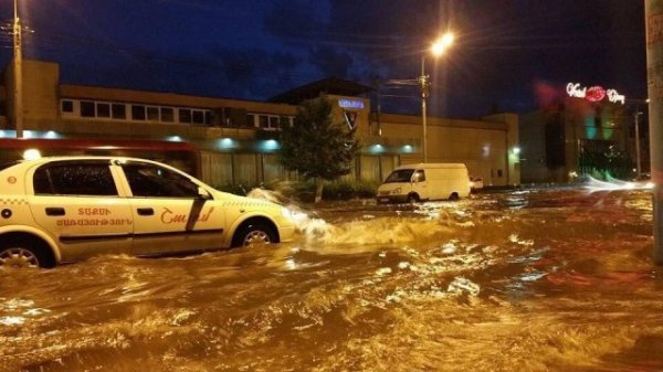 Yerevana dolu yağdı, şəhər iflic oldu - FOTO Yerevana dolu yağdı, şəhər iflic oldu - FOTO