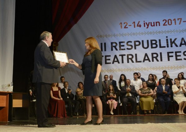 II Respublika Xalq Teatrları Festivalının qaliblərinə mükafatlar təqdim olunub II Respublika Xalq Teatrları Festivalının qaliblərinə mükafatlar təqdim olunub