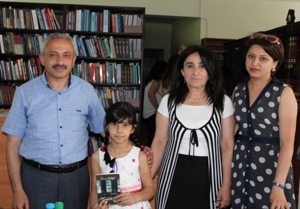 Sumqayıtda Namiq Dəlidağlıının “Otel otağından reportaj” kitabının imza günü keçirilib - FOTOLAR Sumqayıtda Namiq Dəlidağlıının “Otel otağından reportaj” kitabının imza günü keçirilib - FOTOLAR