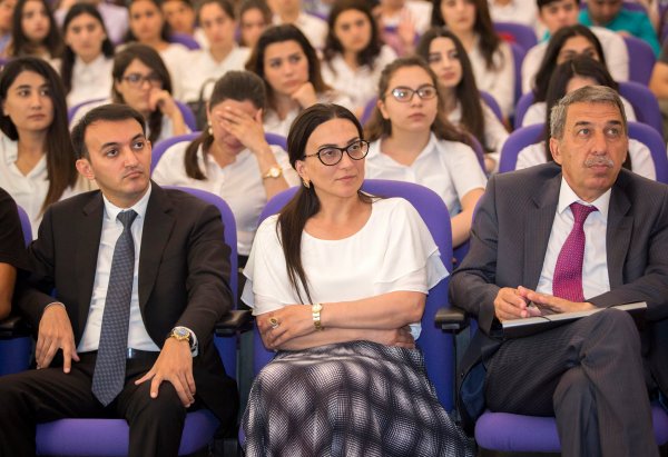 Sumqayıtlı jurnalist Aida Eyvazlının kitabının təqdimatı olub Sumqayıtlı jurnalist Aida Eyvazlının kitabının təqdimatı olub