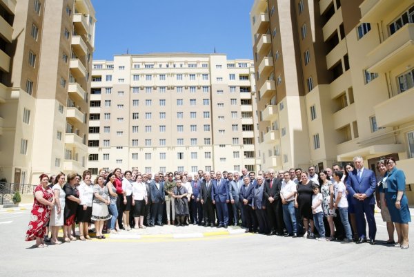 Mehriban Əliyeva məcburi köçkün ailələrinə Masazırda yeni mənzillərin verilməsində iştirak edib -FOTO Mehriban Əliyeva məcburi köçkün ailələrinə Masazırda yeni mənzillərin verilməsində iştirak edib -FOTO