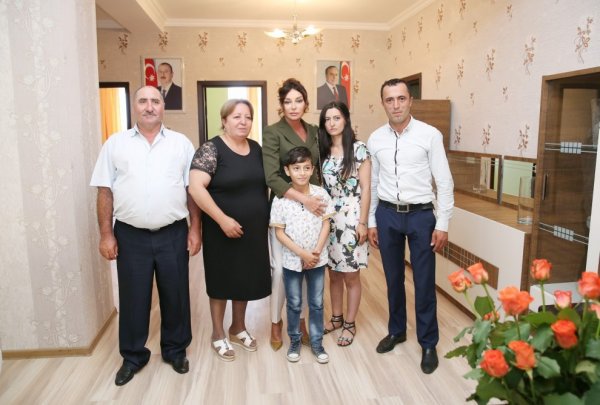 Mehriban Əliyeva məcburi köçkün ailələrinə Masazırda yeni mənzillərin verilməsində iştirak edib -FOTO Mehriban Əliyeva məcburi köçkün ailələrinə Masazırda yeni mənzillərin verilməsində iştirak edib -FOTO