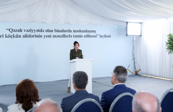 Mehriban Əliyeva məcburi köçkün ailələrinə Masazırda yeni mənzillərin verilməsində iştirak edib -FOTO Mehriban Əliyeva məcburi köçkün ailələrinə Masazırda yeni mənzillərin verilməsində iştirak edib -FOTO