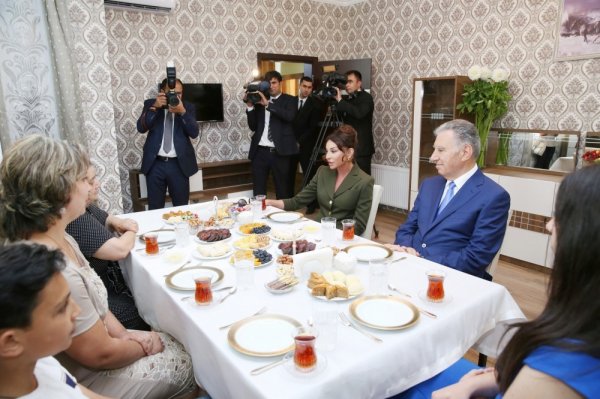Mehriban Əliyeva məcburi köçkün ailələrinə Masazırda yeni mənzillərin verilməsində iştirak edib -FOTO Mehriban Əliyeva məcburi köçkün ailələrinə Masazırda yeni mənzillərin verilməsində iştirak edib -FOTO