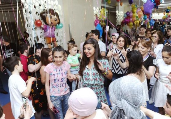 Leyla Əliyeva Talassemiya Mərkəzində müalicə alanlarla görüşdü - FOTOLAR Leyla Əliyeva Talassemiya Mərkəzində müalicə alanlarla görüşdü - FOTOLAR