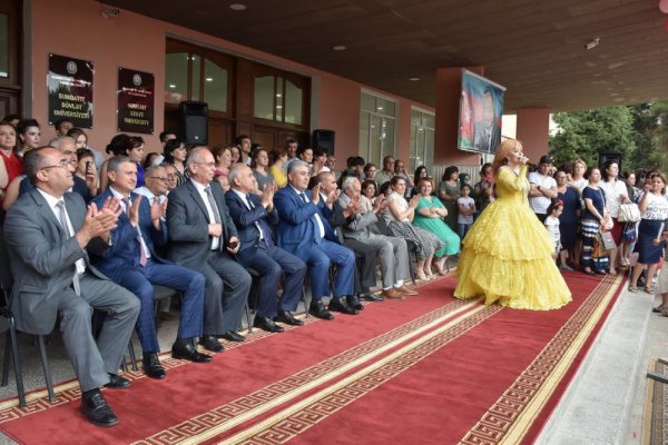 Sumqayıt Dövlət Universiteti növbəti məzunlarını yola saldı - FOTOLAR Sumqayıt Dövlət Universiteti növbəti məzunlarını yola saldı - FOTOLAR