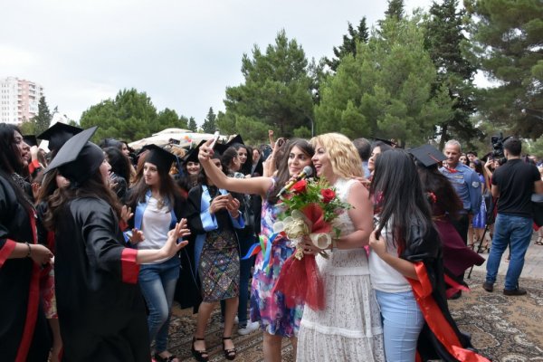 Sumqayıt Dövlət Universiteti növbəti məzunlarını yola saldı - FOTOLAR Sumqayıt Dövlət Universiteti növbəti məzunlarını yola saldı - FOTOLAR