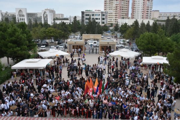 Sumqayıt Dövlət Universiteti növbəti məzunlarını yola saldı - FOTOLAR Sumqayıt Dövlət Universiteti növbəti məzunlarını yola saldı - FOTOLAR