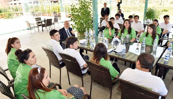 Zakir Fərəcov gənc könüllülərlə görüşüb – FOTOLAR Zakir Fərəcov gənc könüllülərlə görüşüb – FOTOLAR