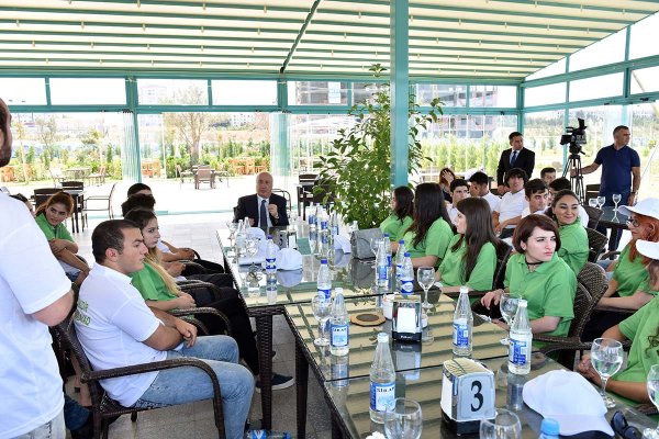 Zakir Fərəcov gənc könüllülərlə görüşüb – FOTOLAR Zakir Fərəcov gənc könüllülərlə görüşüb – FOTOLAR