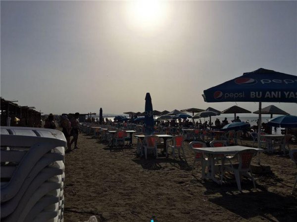 Burda adamı nə soyunmağa qoyurlar, nə də geyinməyə... - Novxanı çimərliyindən reportaj - FOTO Burda adamı nə soyunmağa qoyurlar, nə də geyinməyə... - Novxanı çimərliyindən reportaj - FOTO