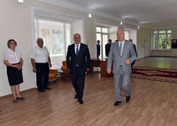 Zakir Fərəcov: “Sumqayıt şəhərində müasir kinoteatr olmalıdır” Zakir Fərəcov: “Sumqayıt şəhərində müasir kinoteatr olmalıdır”