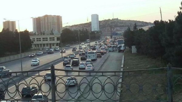 Bakı-Sumqayıt yolunun tıxac dərdi Bakı-Sumqayıt yolunun tıxac dərdi