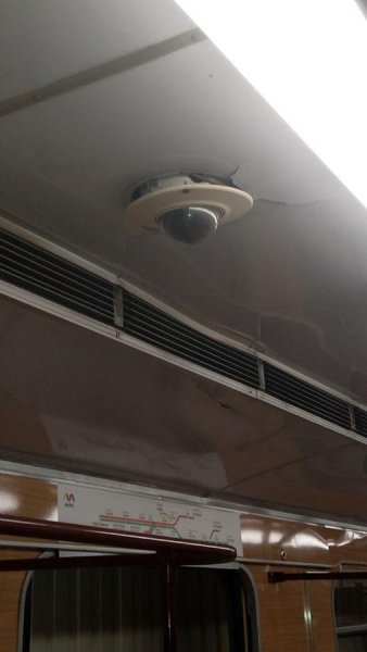 Futbol azarkeşləri Bakı metrosunda vaqona ziyana vurublar-FOTO Futbol azarkeşləri Bakı metrosunda vaqona ziyana vurublar-FOTO