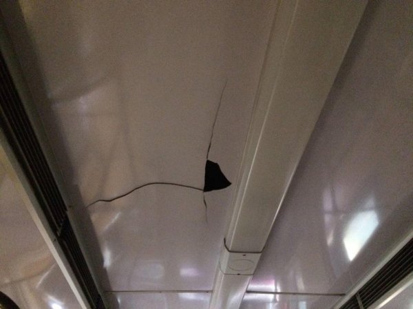 Futbol azarkeşləri Bakı metrosunda vaqona ziyana vurublar-FOTO Futbol azarkeşləri Bakı metrosunda vaqona ziyana vurublar-FOTO