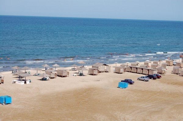 Turistlər qızmar yay günlərində Novxanı çimərliyində dincəlməyə üstünlük verirlər - FOTOLAR Turistlər qızmar yay günlərində Novxanı çimərliyində dincəlməyə üstünlük verirlər - FOTOLAR