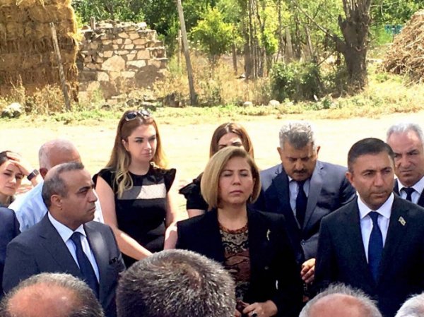 Bir qrup həkim və millət vəkili Zəhranın ailəsinə baş çəkib -FOTO Bir qrup həkim və millət vəkili Zəhranın ailəsinə baş çəkib -FOTO