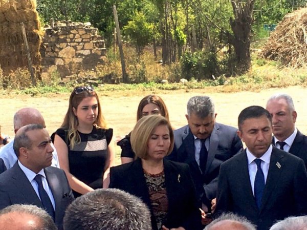 Bir qrup həkim və millət vəkili Zəhranın ailəsinə baş çəkib -FOTO Bir qrup həkim və millət vəkili Zəhranın ailəsinə baş çəkib -FOTO