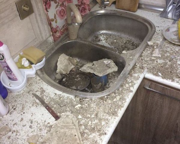 Sumqayıtda mənzilin tavanı uçdu: binada qəzalı vəziyyət yaranıb -VİDEO+FOTO