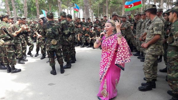 Sumqayıtın mədəniyyət işçiləri hərbi hissədə "Əbədi yaşar şəxsiyyət " adlı tədbir keçirib - FOTOLAR Sumqayıtın mədəniyyət işçiləri hərbi hissədə "Əbədi yaşar şəxsiyyət " adlı tədbir keçirib - FOTOLAR