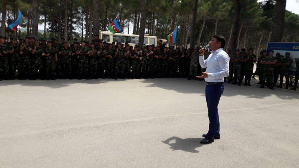 Sumqayıtın mədəniyyət işçiləri hərbi hissədə "Əbədi yaşar şəxsiyyət " adlı tədbir keçirib - FOTOLAR Sumqayıtın mədəniyyət işçiləri hərbi hissədə "Əbədi yaşar şəxsiyyət " adlı tədbir keçirib - FOTOLAR