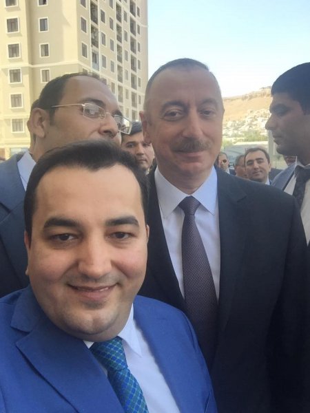 Ev alan jurnalistlər prezidentlə selfi etdi - FOTOLAR Ev alan jurnalistlər prezidentlə selfi etdi - FOTOLAR
