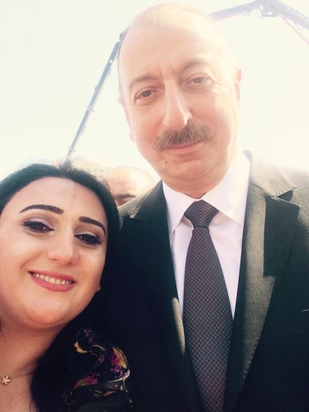 Ev alan jurnalistlər prezidentlə selfi etdi - FOTOLAR Ev alan jurnalistlər prezidentlə selfi etdi - FOTOLAR