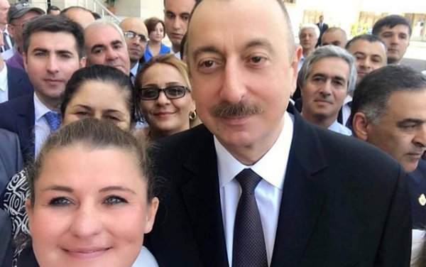 Ev alan jurnalistlər prezidentlə selfi etdi - FOTOLAR Ev alan jurnalistlər prezidentlə selfi etdi - FOTOLAR