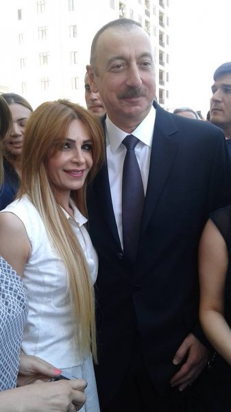 Ev alan jurnalistlər prezidentlə selfi etdi - FOTOLAR Ev alan jurnalistlər prezidentlə selfi etdi - FOTOLAR