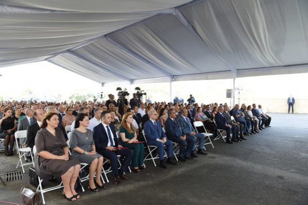 Uca xaqanıma minnətdarlıqla Uca xaqanıma minnətdarlıqla