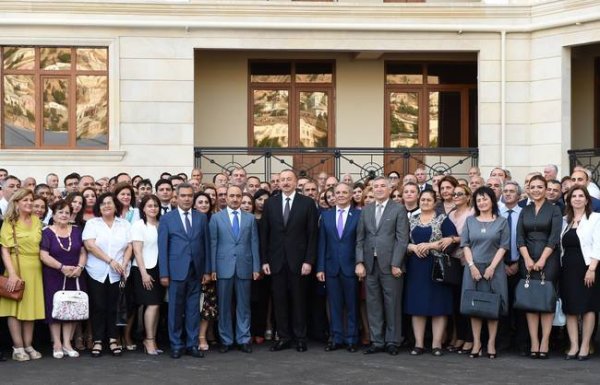 Uca xaqanıma minnətdarlıqla Uca xaqanıma minnətdarlıqla