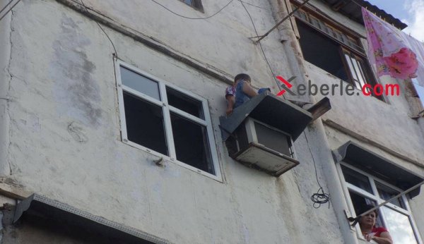 Sumqayıtda azyaşlı 4-cü mərtəbədən yıxıldı və belə xilas edildi - FOTOFAKT Sumqayıtda azyaşlı 4-cü mərtəbədən yıxıldı və belə xilas edildi - FOTOFAKT