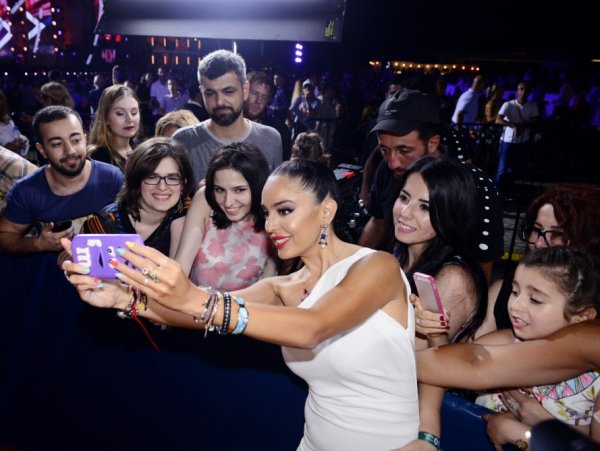 Leyla Əliyeva: "İnsanların sevgisini qazanmaq çox böyük xoşbəxtlikdir" Leyla Əliyeva: "İnsanların sevgisini qazanmaq çox böyük xoşbəxtlikdir"