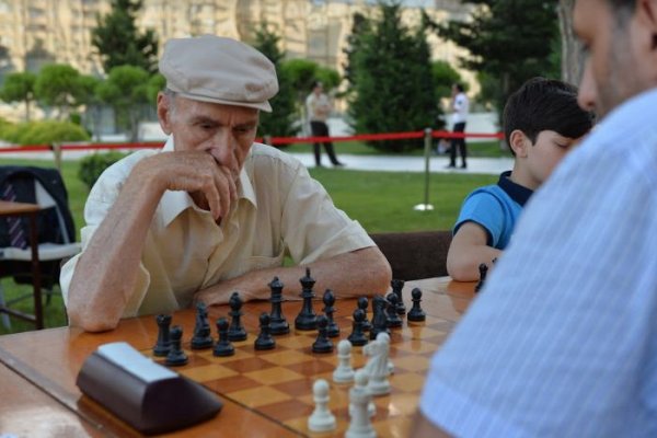 Heydər Əliyev Mərkəzinin parkında “Şahmatçı ailəm” turniri keçirilib Heydər Əliyev Mərkəzinin parkında “Şahmatçı ailəm” turniri keçirilib