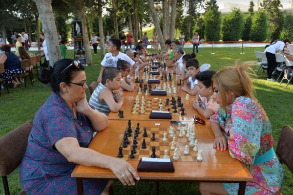 Heydər Əliyev Mərkəzinin parkında “Şahmatçı ailəm” turniri keçirilib Heydər Əliyev Mərkəzinin parkında “Şahmatçı ailəm” turniri keçirilib