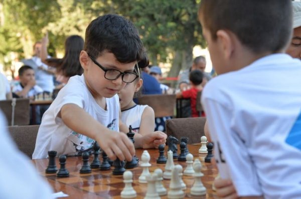 Heydər Əliyev Mərkəzinin parkında “Şahmatçı ailəm” turniri keçirilib Heydər Əliyev Mərkəzinin parkında “Şahmatçı ailəm” turniri keçirilib