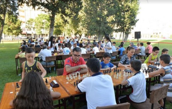 Heydər Əliyev Mərkəzinin parkında “Şahmatçı ailəm” turniri keçirilib Heydər Əliyev Mərkəzinin parkında “Şahmatçı ailəm” turniri keçirilib